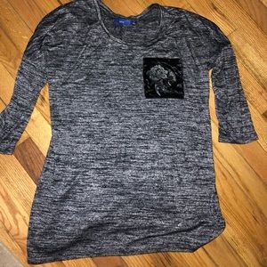 Gray quarter sleeve shirt